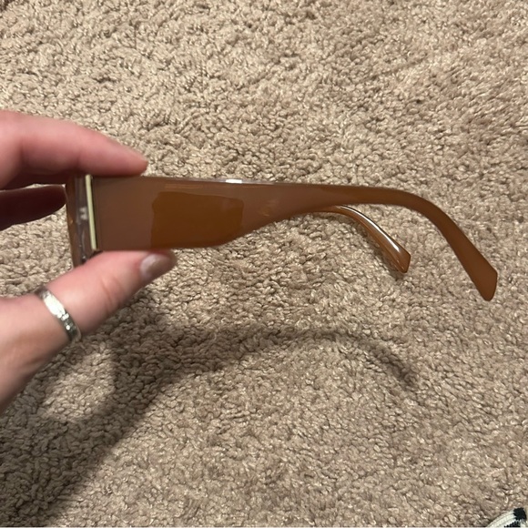 GUC Oversized Sunglasses - Picture 5 of 5
